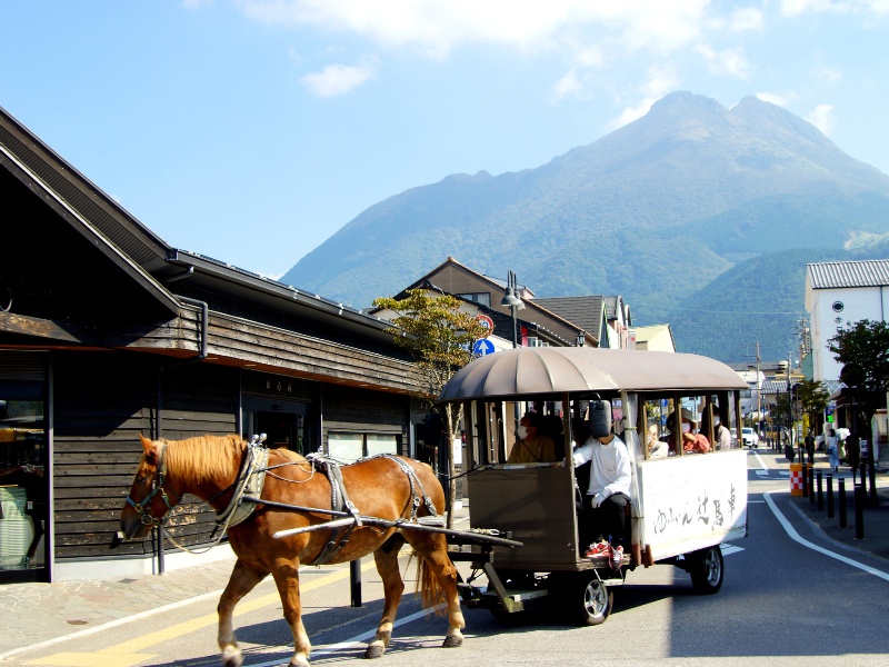 由布院駅前の町並み