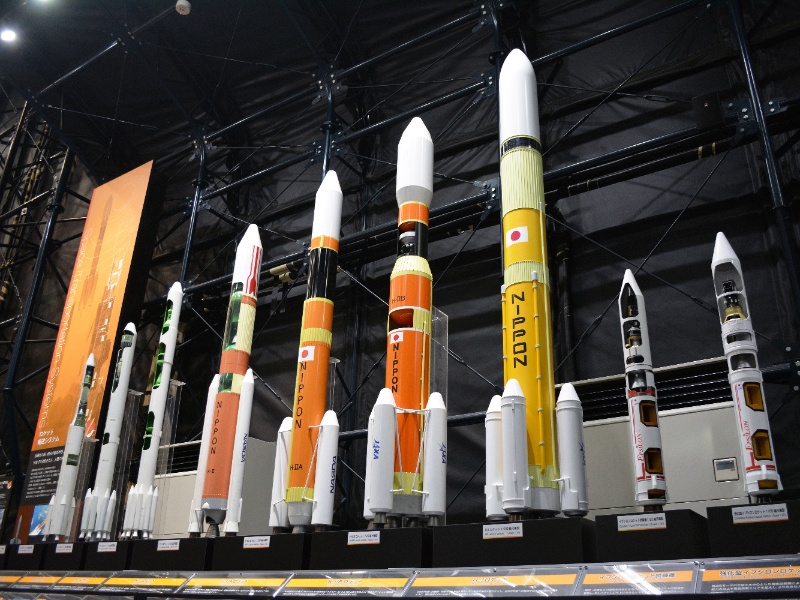 歴代ロケット（左から ペンシル, N-Ⅰ, N-Ⅱ, H-Ⅰ, H-Ⅱ, H-ⅡA, H-ⅡB, H3, イプシロン）
