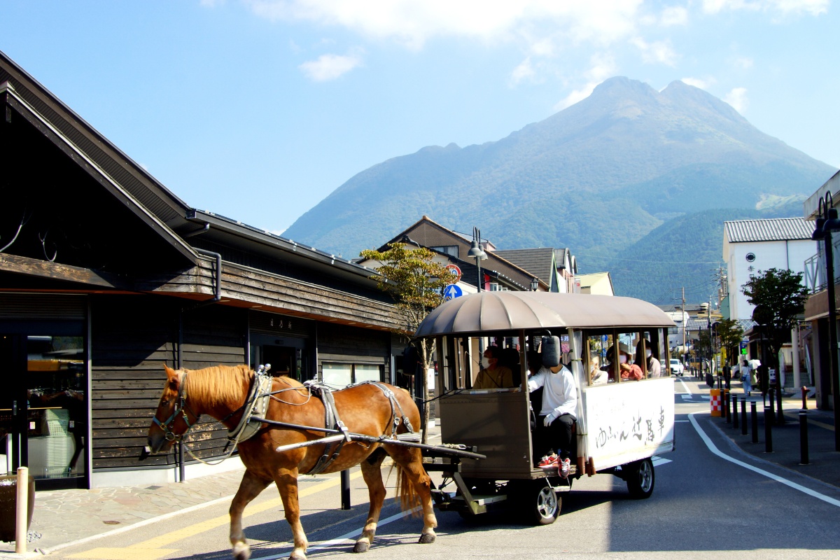 由布院駅前の町並み