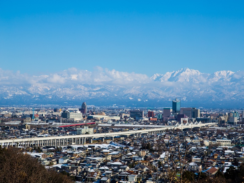 富山市と冬の立山連峰