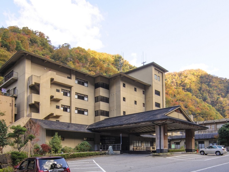 小川温泉元湯 ホテルおがわ　玄関前（秋）（イメージ）