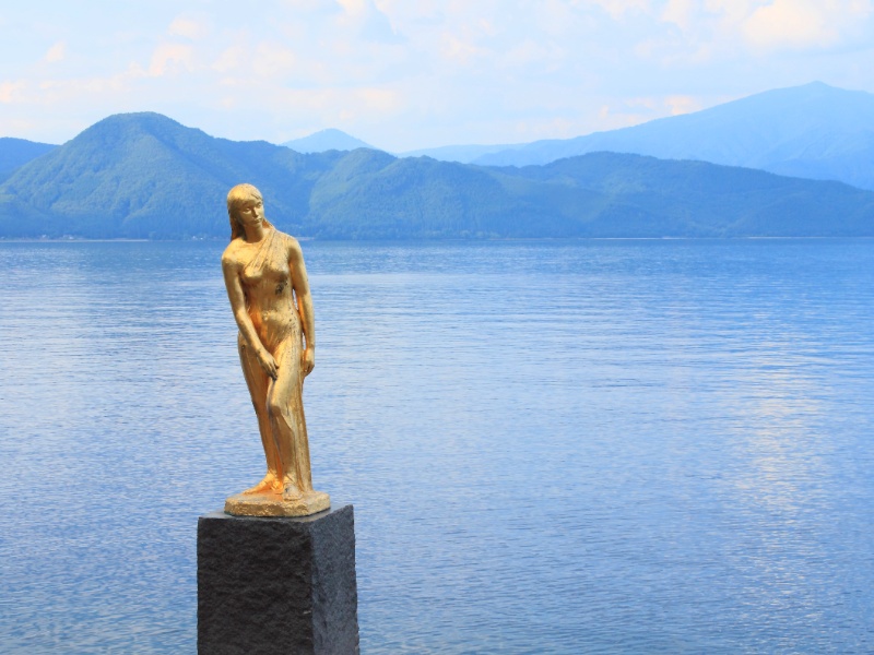 秋田県　たつ子像と田沢湖（イメージ）