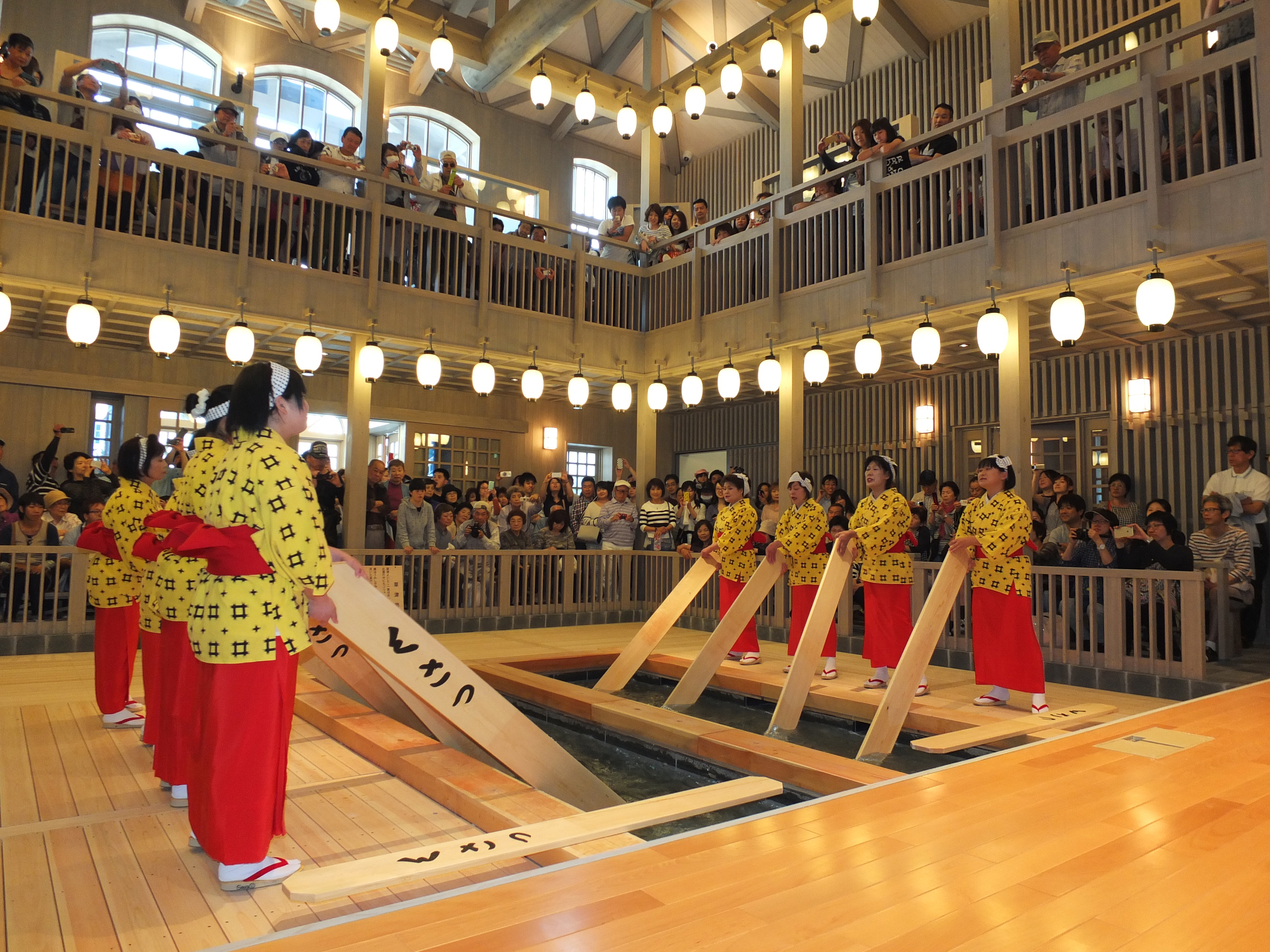 「熱乃湯」湯もみと踊りショー　(イメージ)