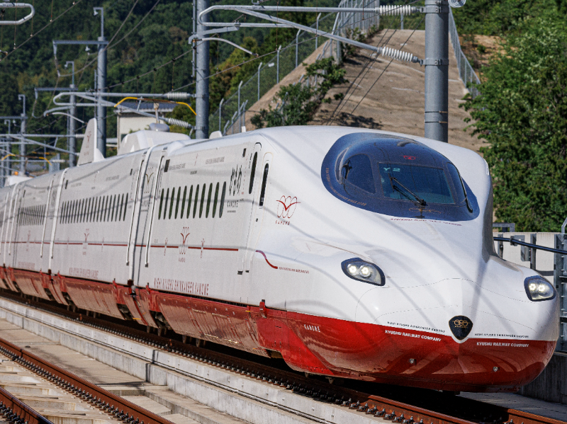 写真提供：左_西九州新幹線「かもめ」／九州旅客鉄道(株)